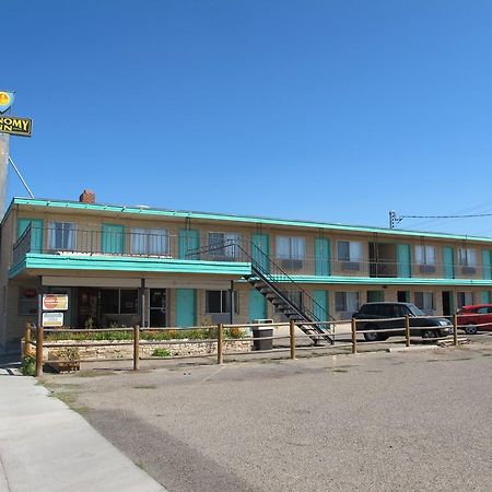 Economy Inn Ontario Exterior photo