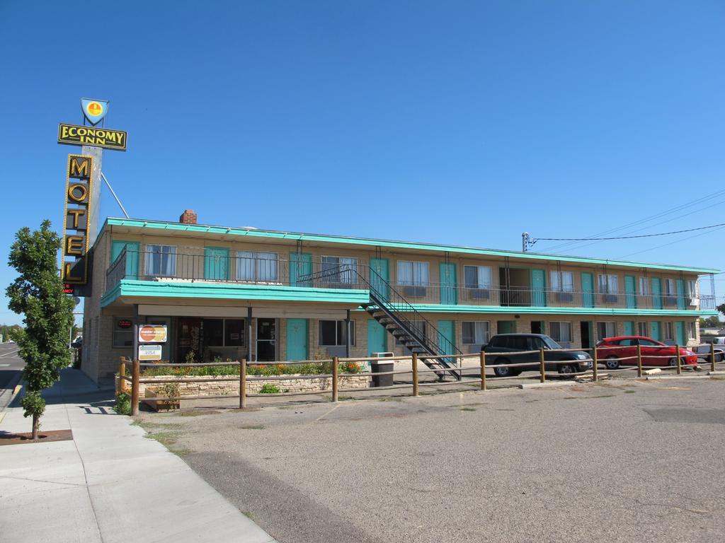Economy Inn Ontario Exterior photo