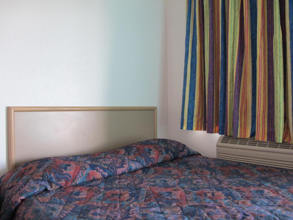 Economy Inn Ontario Room photo