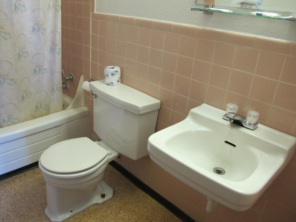 Economy Inn Ontario Room photo